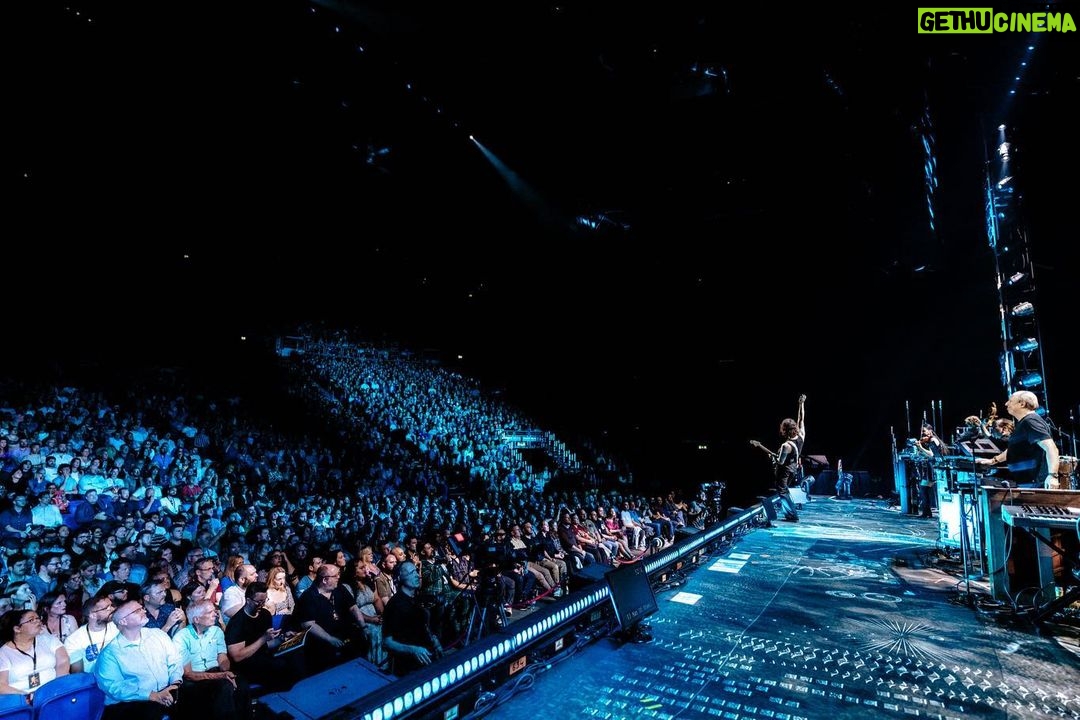 Hans Zimmer Instagram - Weโre down to the final four @HansZimmerLive shows ๐ธ Brussels tonight ๐ง๐ช then off to Paris for the next three nights ๐ซ๐ท See you there! And thank you @frank_embacher_photo for these groovy photos from Dublin ๐ฎ๐ช