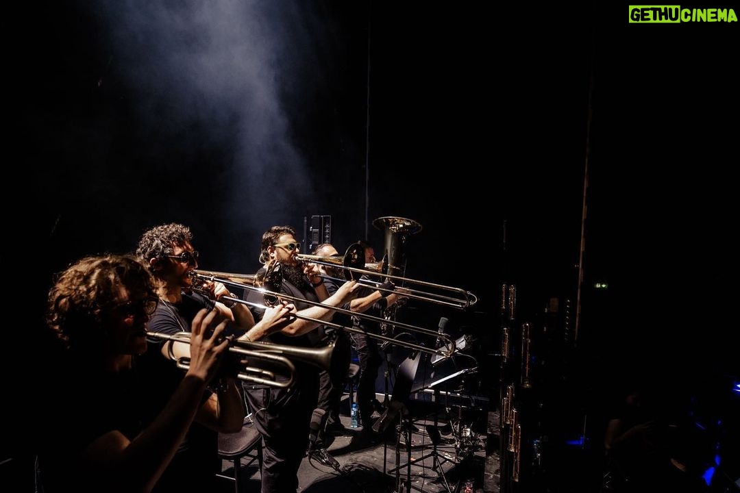 Hans Zimmer Instagram - Weโre down to the final four @HansZimmerLive shows ๐ธ Brussels tonight ๐ง๐ช then off to Paris for the next three nights ๐ซ๐ท See you there! And thank you @frank_embacher_photo for these groovy photos from Dublin ๐ฎ๐ช