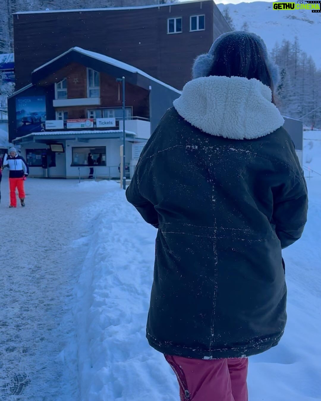 Hansika Motwani Instagram - 🇨🇭🧿🇮🇹🫕❄️⛷️🥰😬🇫🇷 🍦🥶