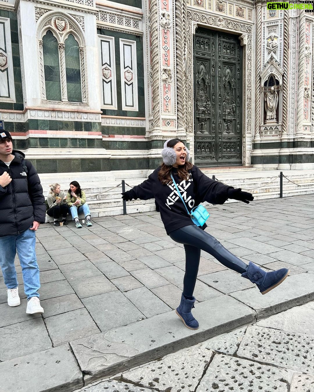 Hansika Motwani Instagram - 🇨🇭🧿🇮🇹🫕❄️⛷️🥰😬🇫🇷 🍦🥶