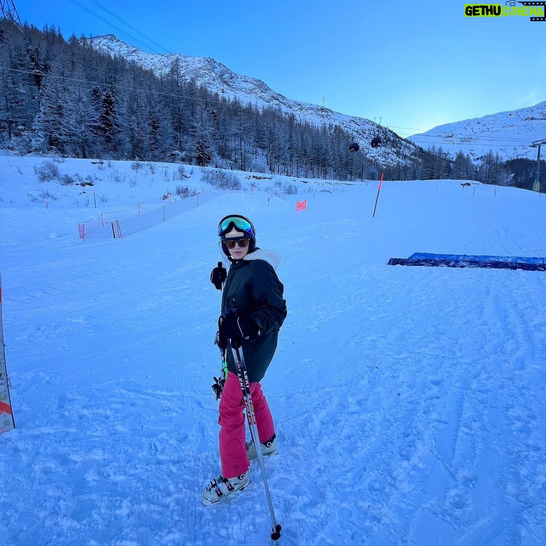 Hansika Motwani Instagram - ⛷️ 🎿 ❄️🇨🇭 Saas-Fee, Switzerland