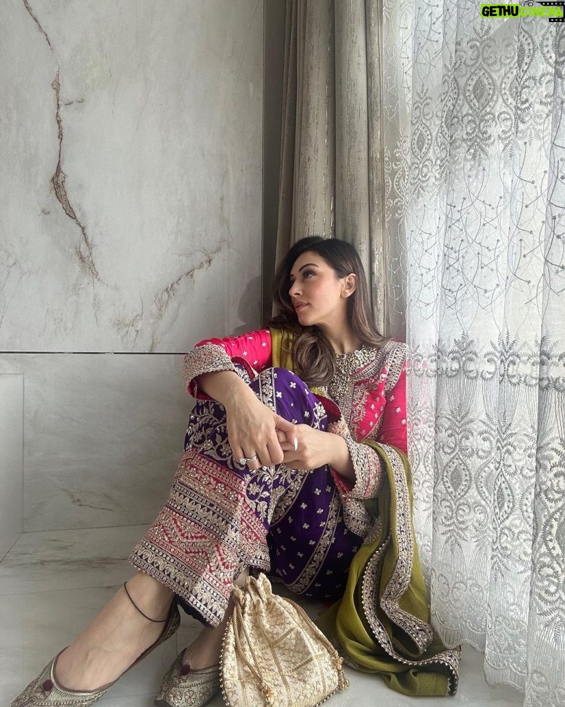 Hansika Motwani Instagram - Wearing happiness, one Indian outfit at a time. 🤍 • • • Outfit:- @shivaliahmedabad Pr:-@vblitzcommunications