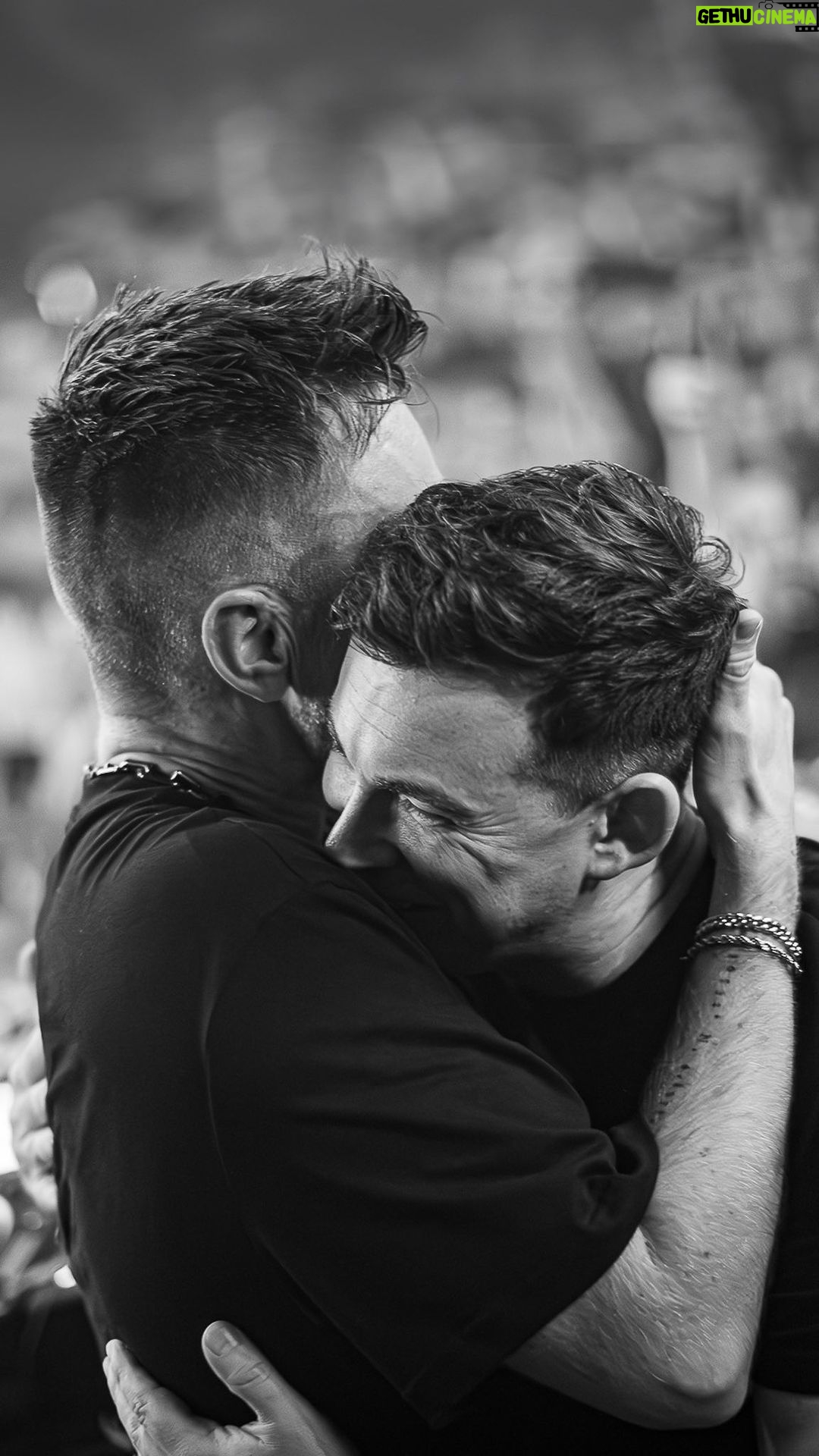 Hardwell Instagram - I WANNA DANCE! 🔥 The first @hardwell x @nickyromero collab in 12 years is OUT NOW! Celebrated with a little surprise B2B last night 👀 @amsterdamdanceevent Club Escape