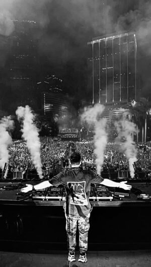 Hardwell Instagram - In love with that Miami ENERGY!!🔥 Took so much inspiration home with me..🎶🙏🏼The full recap video is here & it’s goosebumps all over again.