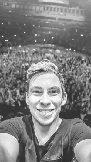 Hardwell Instagram - Let me see you bounce to the Oldskool Sound 🚀 Launching into 2024 with ‘Oldskool Sound’, a banger that takes us back to his classic Big Room sound 🔥 What’s your favorite Golden Era EDM memory? ⬇️