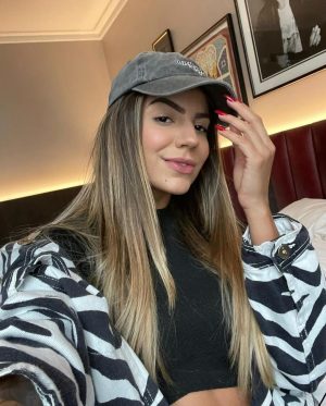Hariany Almeida Instagram - Aproveitando que vou mudar de visual, qual cabelo vocês gostaram mais??? E o que vocês acham que vou aprontar? 🤫🤫🤫