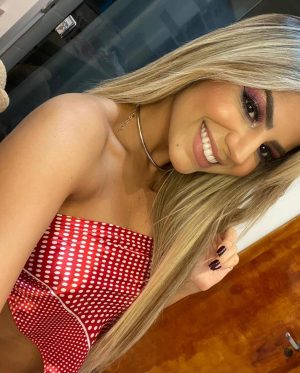 Hariany Almeida Instagram - Aproveitando que vou mudar de visual, qual cabelo vocês gostaram mais??? E o que vocês acham que vou aprontar? 🤫🤫🤫