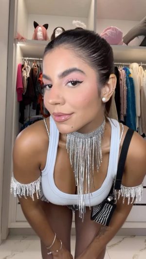 Hariany Almeida Instagram - Gravei arrume-se comigo pro @ensaiosdaanitta e só consegui postar agora 🫣 look aprovado?