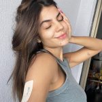 Hariany Almeida Instagram – Aparecendo um pouco sem filtro, sem make, sem julgamentos comigo mesma , me olhando e me amando exatamente do jeitinho que eu sou… 
1 foto momento preguiça. 
2 foto me olhando amando até as minhas olheiras. Kkk 
3 foto minha alimentação desses dias, sorvetinho para ajudar na recuperação, e comprei esse livrinho de pinturas para passar o tempo. 
4 foto minha mãe cmg, cuidando de mim o dia todo.
5 vídeo eu me analisando para ver se não tem nada inchado kkk São Paulo, Brazil