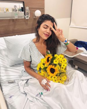 Hariany Almeida Instagram - Meus grudesss, passei por uma cirurgia para retirar as amígdalas, carne esponjosa e corrigir o desvio de septo. Estou me recuperando bem e em breve vou contar mais sobre todo o processo, tá??? Também quero agradecer por todas as mensagens carinhosas que vocês estão me mandando 🌻❤️ ahhh, eu contei mais sobre a cirurgia no meu canal do youtube, assistam lá! E eu quero saber se alguém aqui já operou disso, como foi a recuperação?? Me contem tudo!