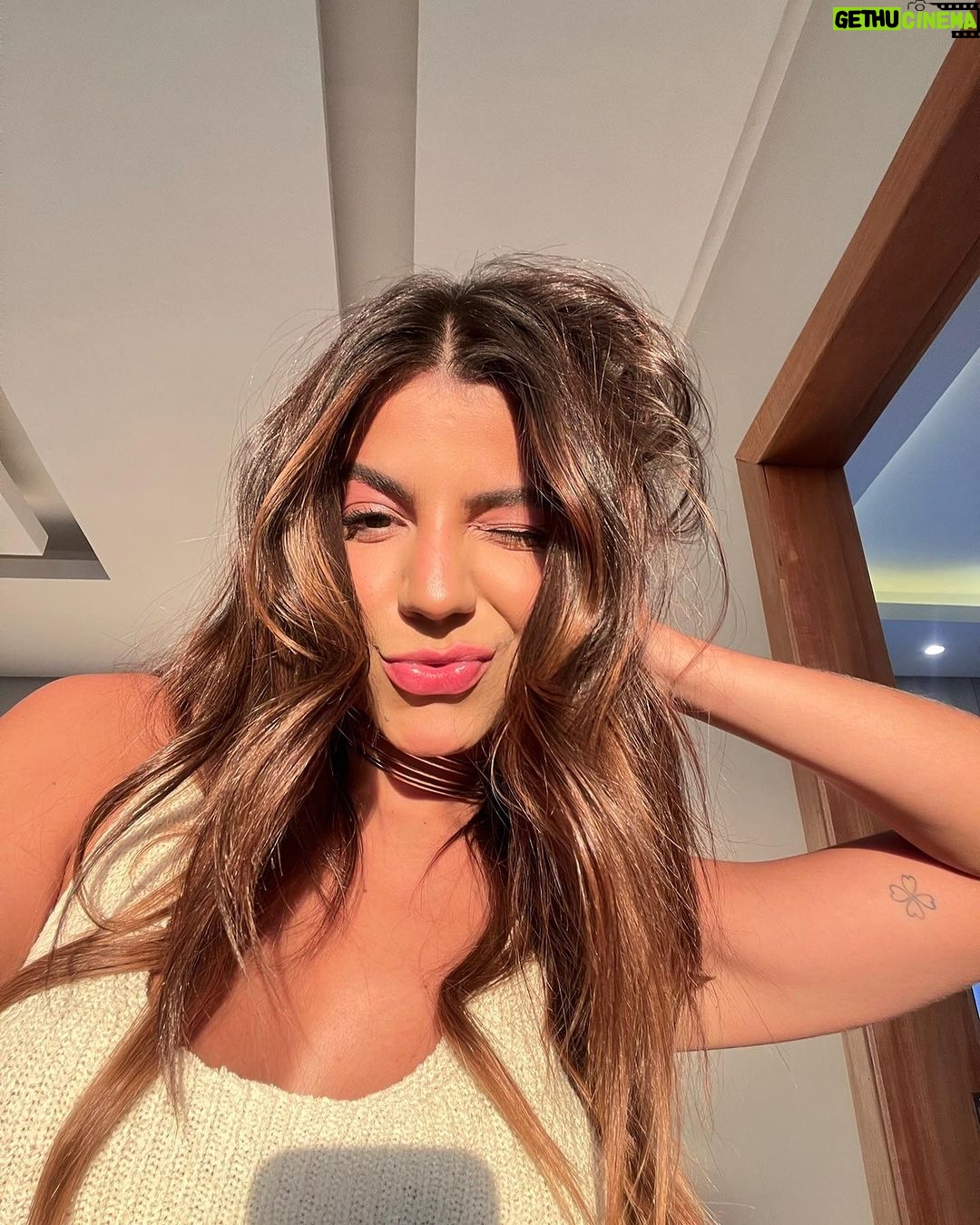 Hariany Almeida Instagram - Selfie para dar um respiro aqui no feed e pq vcs estão elogiando muito esse cabelinho ❤️