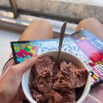 Hariany Almeida Instagram – Aparecendo um pouco sem filtro, sem make, sem julgamentos comigo mesma , me olhando e me amando exatamente do jeitinho que eu sou… 
1 foto momento preguiça. 
2 foto me olhando amando até as minhas olheiras. Kkk 
3 foto minha alimentação desses dias, sorvetinho para ajudar na recuperação, e comprei esse livrinho de pinturas para passar o tempo. 
4 foto minha mãe cmg, cuidando de mim o dia todo.
5 vídeo eu me analisando para ver se não tem nada inchado kkk São Paulo, Brazil