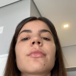 Hariany Almeida Instagram – Aparecendo um pouco sem filtro, sem make, sem julgamentos comigo mesma , me olhando e me amando exatamente do jeitinho que eu sou… 
1 foto momento preguiça. 
2 foto me olhando amando até as minhas olheiras. Kkk 
3 foto minha alimentação desses dias, sorvetinho para ajudar na recuperação, e comprei esse livrinho de pinturas para passar o tempo. 
4 foto minha mãe cmg, cuidando de mim o dia todo.
5 vídeo eu me analisando para ver se não tem nada inchado kkk São Paulo, Brazil