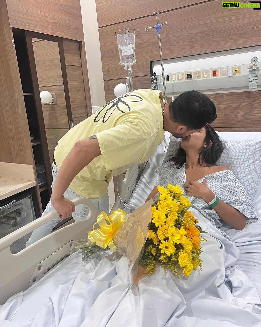 Hariany Almeida - 245.2K Likes - Meus grudesss, passei por uma cirurgia para retirar as amígdalas, carne esponjosa e corrigir o desvio de septo. Estou me recuperando bem e em breve vou contar mais sobre todo o processo, tá??? Também quero agradecer por todas as mensagens carinhosas que vocês estão me mandando 🌻❤️ ahhh, eu contei mais sobre a cirurgia no meu canal do youtube, assistam lá! E eu quero saber se alguém aqui já operou disso, como foi a recuperação?? Me contem tudo!