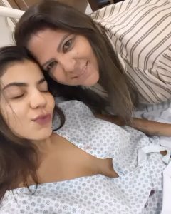 Hariany Almeida Instagram - Meus grudesss, passei por uma cirurgia para retirar as amígdalas, carne esponjosa e corrigir o desvio de septo. Estou me recuperando bem e em breve vou contar mais sobre todo o processo, tá??? Também quero agradecer por todas as mensagens carinhosas que vocês estão me mandando 🌻❤️ ahhh, eu contei mais sobre a cirurgia no meu canal do youtube, assistam lá! E eu quero saber se alguém aqui já operou disso, como foi a recuperação?? Me contem tudo! São Paulo, Brazil