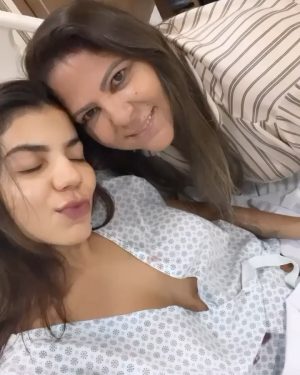 Hariany Almeida Instagram - Meus grudesss, passei por uma cirurgia para retirar as amígdalas, carne esponjosa e corrigir o desvio de septo. Estou me recuperando bem e em breve vou contar mais sobre todo o processo, tá??? Também quero agradecer por todas as mensagens carinhosas que vocês estão me mandando 🌻❤️ ahhh, eu contei mais sobre a cirurgia no meu canal do youtube, assistam lá! E eu quero saber se alguém aqui já operou disso, como foi a recuperação?? Me contem tudo!