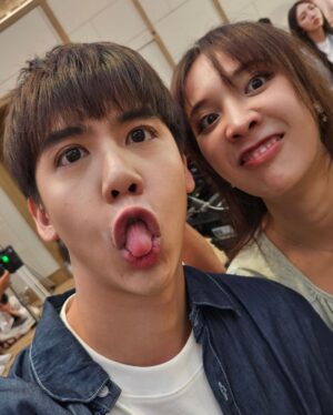 Harit Cheewagaroon Instagram - ถ้ารูปดีๆมันมีเยอะแล้ว…โจทย์เลยออกมาเป็นหน้า+ท่าที่น่าเกลียดที่สุด และนี่คือคำตอบ เบิ้ดเดย์เพื่อนรัก🎁