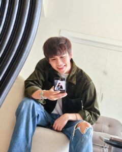 Harit Cheewagaroon Instagram - พับทั้งวัน พับทั้งคืน #GalaxyZFlip5 #withGalaxy #TeamGalaxy #JoinTheFlipSide
