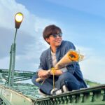Harit Cheewagaroon Instagram - ถือดอกไม้ตามเทรน @baddy3friends.official สะพานพระพุทธยอดฟ้า (Memorial Bridge)