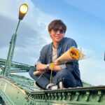 Harit Cheewagaroon Instagram - ถือดอกไม้ตามเทรน @baddy3friends.official สะพานพระพุทธยอดฟ้า (Memorial Bridge)