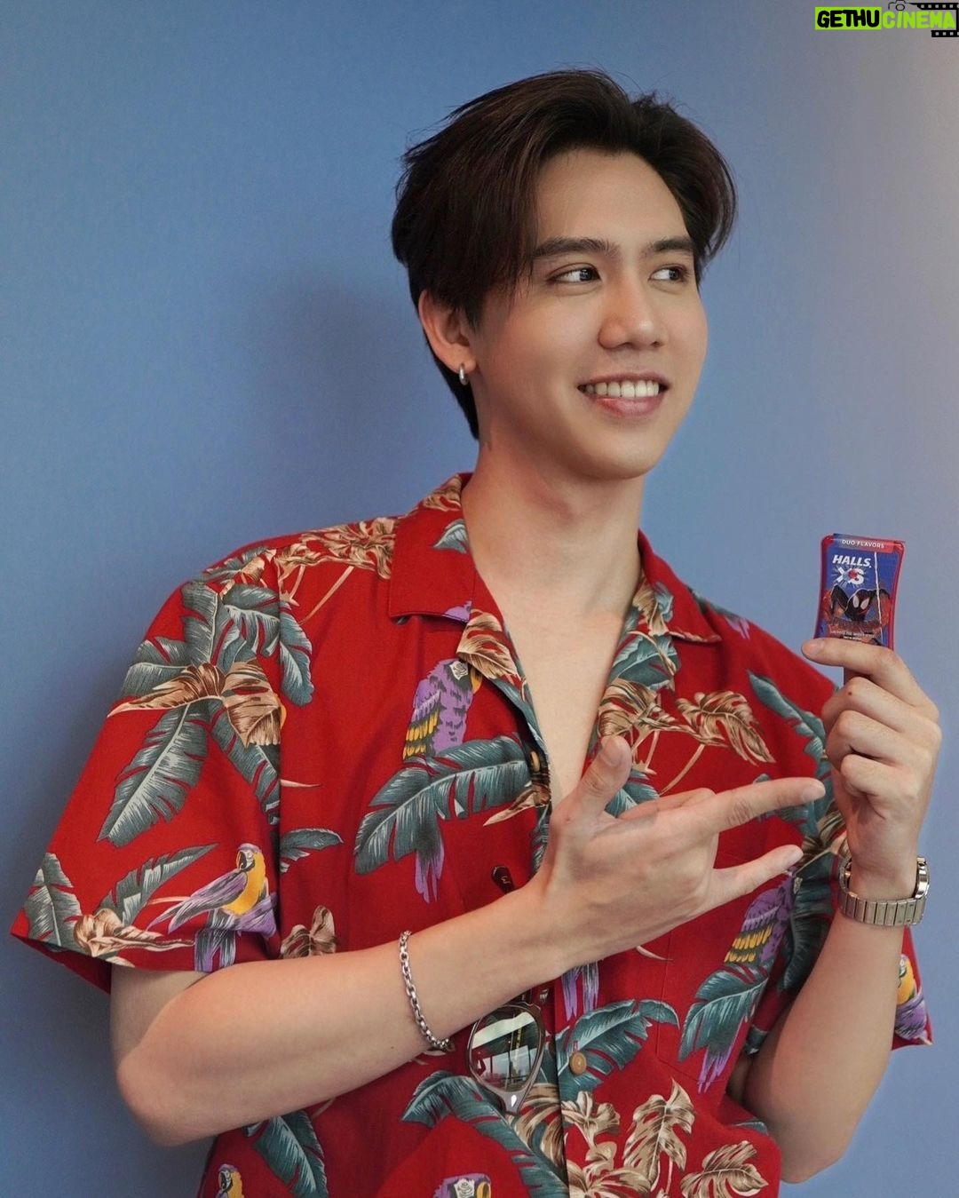 Harit Cheewagaroon Instagram - ขอส่ง Halls XS Duo flavors ให้ Duo ของผมนะคร้าบบ 2 รสชาติ แห่งโลก Multiverse รสแตงโมและบลูเบอร์รี่ ในกล่องเดียว เย็นสดชื่นได้แบบสนุกมากขึ้น กล่อง Limited Edition จากหนัง Spiderman Across the Spider-Verse คูลมากๆ มาทายกันว่าใครคือDuo ของผมมมม ! #HallsXSDuoFlavors #BreatheForIt