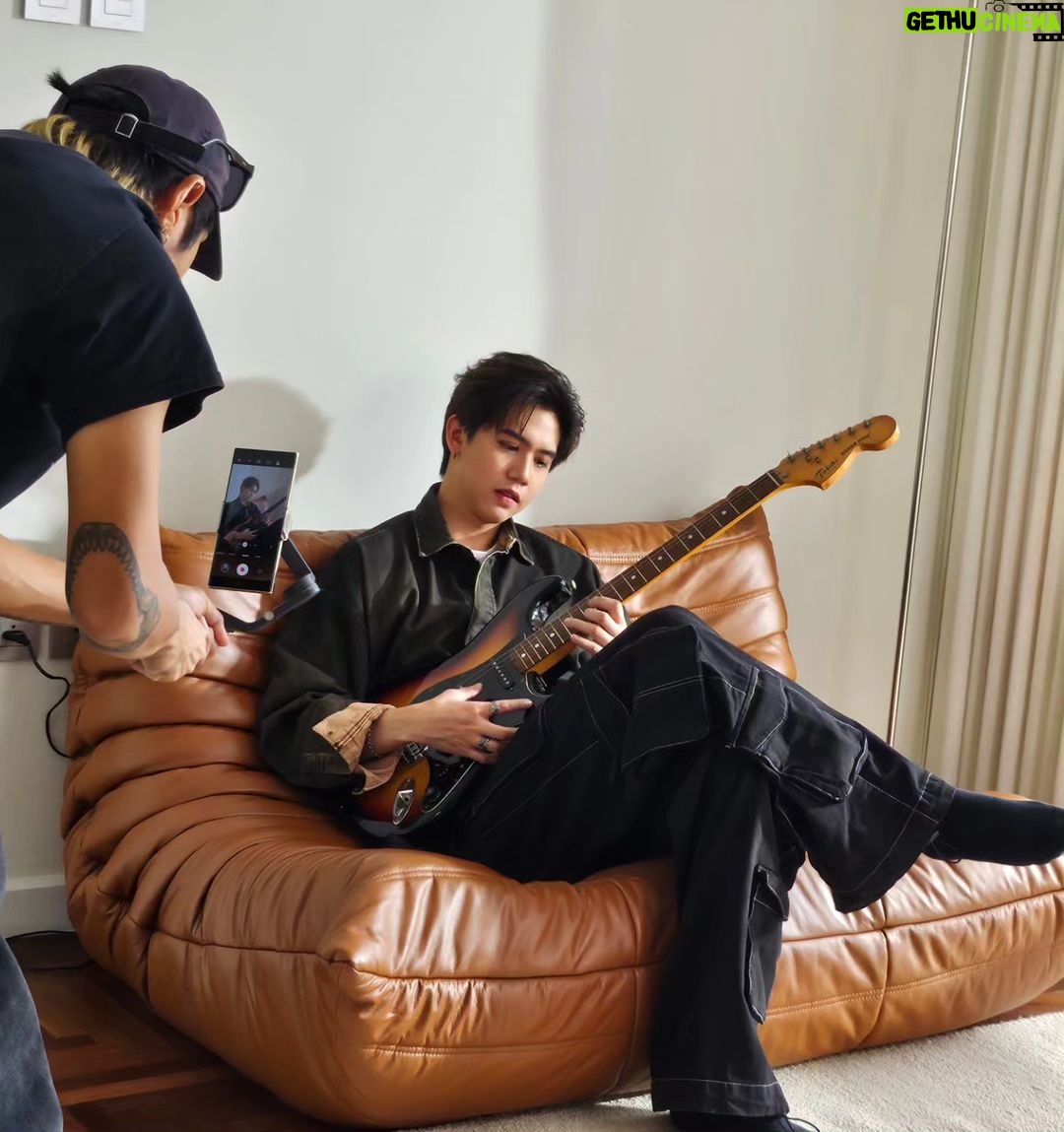 Harit Cheewagaroon Instagram - เล่นให้เด็กมันดู🤫