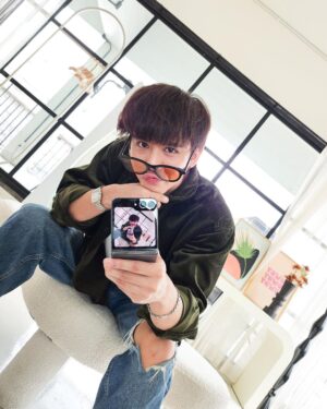 Harit Cheewagaroon Instagram - พับทั้งวัน พับทั้งคืน #GalaxyZFlip5 
#withGalaxy 
#TeamGalaxy 
#JoinTheFlipSide