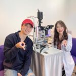 Harit Cheewagaroon Instagram - ทำ ReLEx ครบ 1 ปีแล้วไวมากก ล่าสุดได้ไปตรวจติดตามหลังผ่าตัดกับคุณหมอสุกานดา ที่ TRSC มา เลยอยากอัปเดตสายตากันสักหน่อยยย อย่างที่บอกเราทำวิธี ReLEx SMILE วิธีที่ทันสมัยที่สุด (แต่เห็นมีมาใหม่กว่านี้อีกอะ) หลังทำไปที่อัปเดตตอนนั้นคือ 1 เดือนก็มองเห็นชัดขึ้นแล้วนะ ตอนนี้ผ่านไป 1 ปี ก็ยังยืนยันว่ายังชัดแจ๋วเหมือนเดิม แล้วตั้งแต่ทำมาใช้ชีวิตง่ายขึ้นมากเลยนะ เวลาทำงาน หรือไปเที่ยว คือเห็นชัดทุกอย่าง คิดถูกมากเลยที่ตัดสินใจทำ กลับมาเจอคุณหมอและพี่ๆ พนักงานที่ TRSC ก็ยังดูแลเราดีเหมือนเดิมเลย สุดท้ายจะบอกว่าการแก้ไขสายตามันเป็นอะไรที่คุ้มค่าที่สุดละ ใครยังลังเลอยู่ จะบอกว่าทำเหอะ ชีวิตมันดีขึ้นจริงๆ