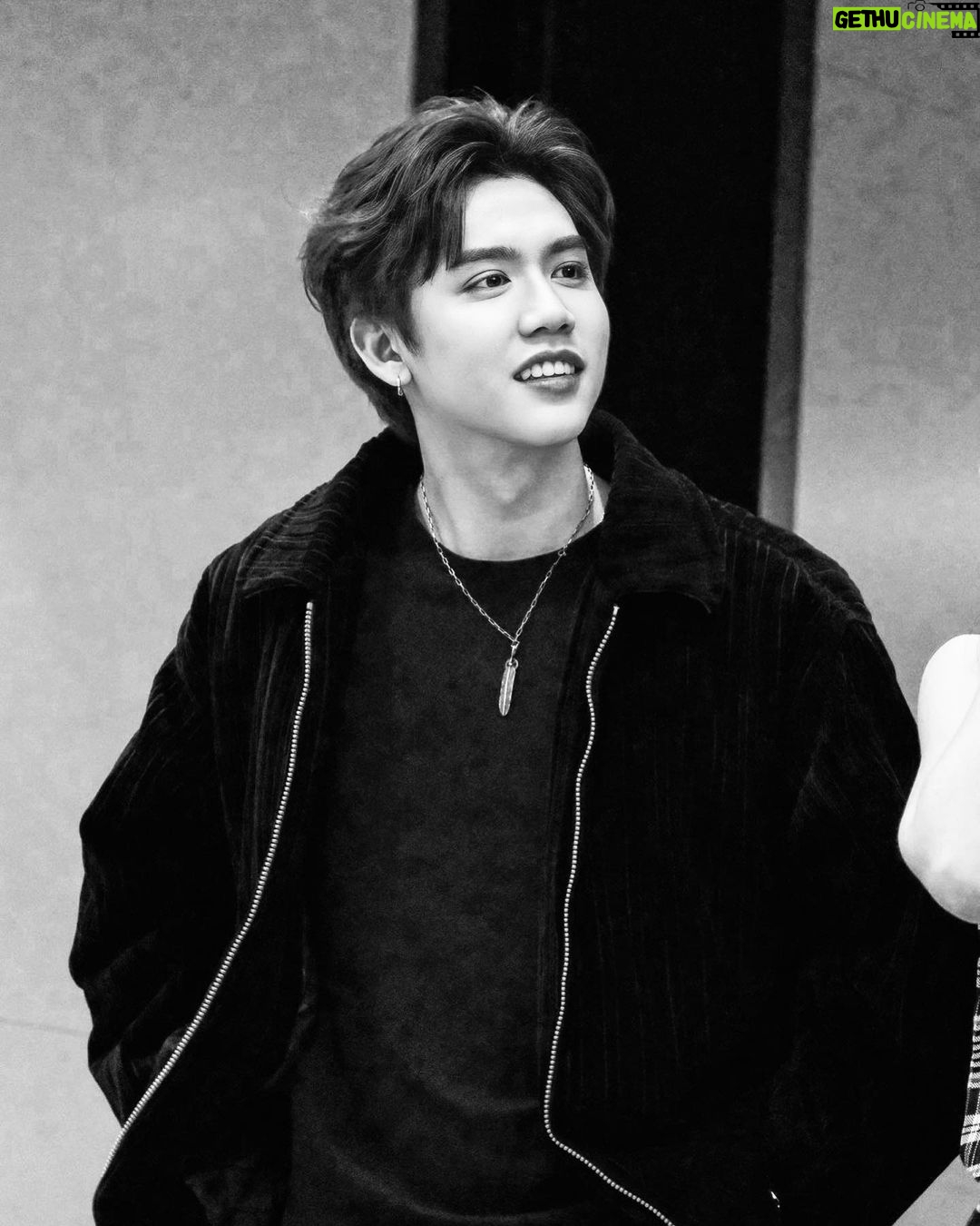 Harit Cheewagaroon Instagram - จ้องจอแล้วตาเบลอ แล้วถ้าจ้องเธอจะได้อะไร🤧