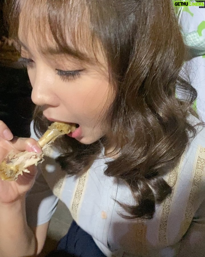 Harit Cheewagaroon - 278.1K Likes - ถ้ารูปดีๆมันมีเยอะแล้ว…โจทย์เลยออกมาเป็นหน้า+ท่าที่น่าเกลียดที่สุด และนี่คือคำตอบ เบิ้ดเดย์เพื่อนรัก🎁