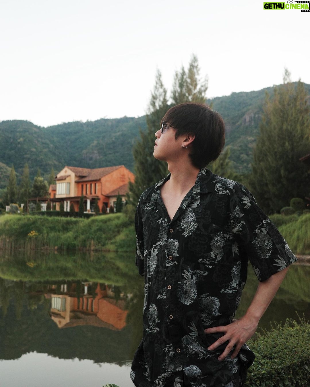 Harit Cheewagaroon Instagram - อย่ามองเลยไปถึงเขา มองเราหน่อยดิ🦥