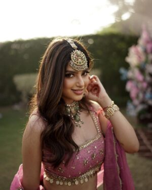 Harnaaz Kaur Sandhu Instagram - Nale hale main Sephora gehra marna 😉…

Wearing @whitelilybynavneetsidhu 
HMUA @makeupbyshubhdeepkaur 
Jewels @ajewelsbyanmol
Captured by @videocrafts