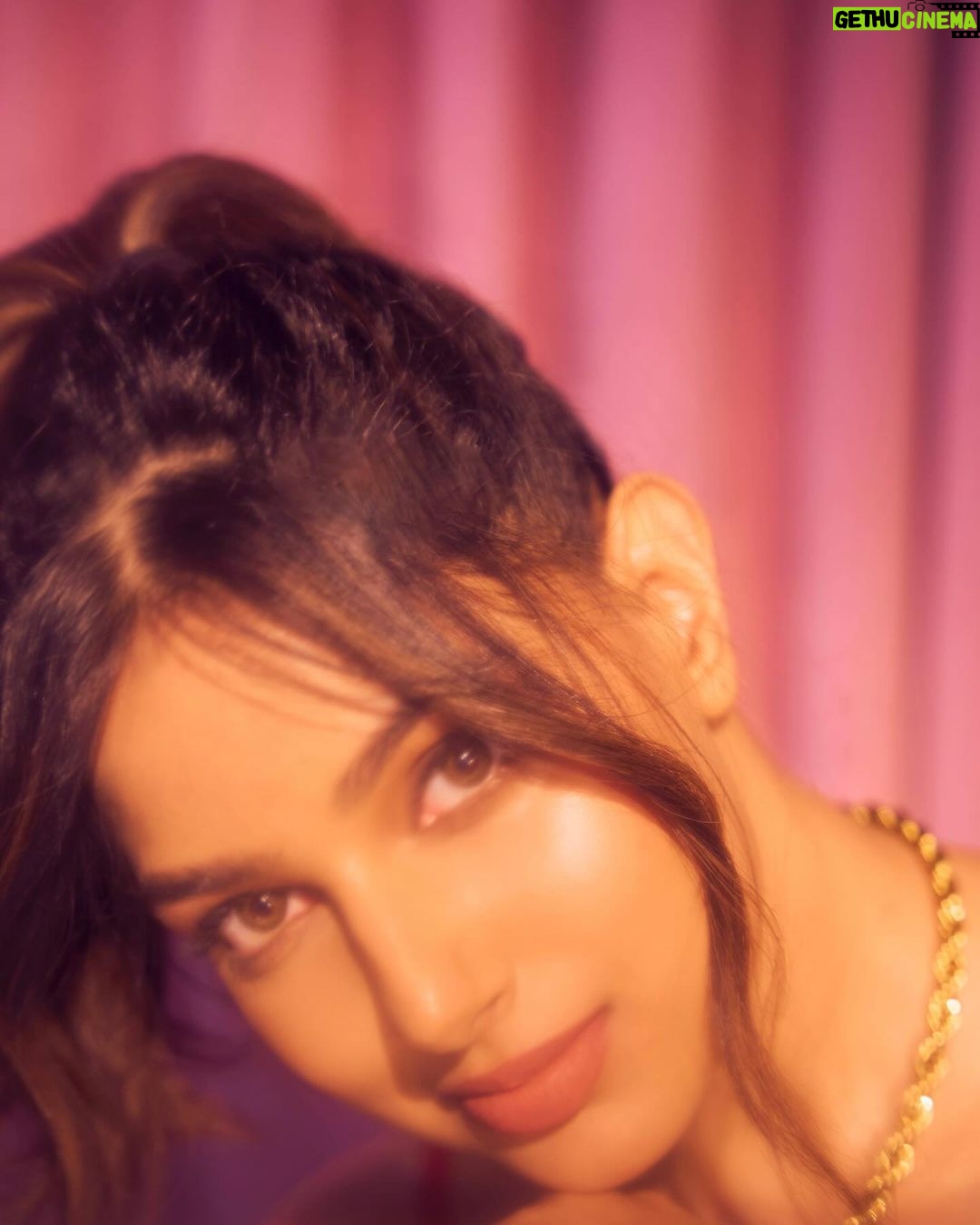 Harnaaz Kaur Sandhu Instagram - Be the fearless and strong woman of your life.. unapologetic and unstoppable. I chose to become the leader of my life, so I became one!❤️ Share your story below… Photographer : @tejasnerurkarr HMUA : @mehakoberoi Jewellery: @putstyle07 Styled by: @sheefajgilani Assisted by: @kareena.desaii @jhanvikhatwani_