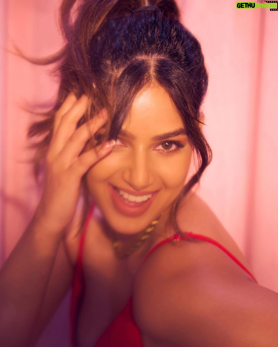 Harnaaz Kaur Sandhu Instagram - Be the fearless and strong woman of your life.. unapologetic and unstoppable. I chose to become the leader of my life, so I became one!❤️ Share your story below… Photographer : @tejasnerurkarr HMUA : @mehakoberoi Jewellery: @putstyle07 Styled by: @sheefajgilani Assisted by: @kareena.desaii @jhanvikhatwani_