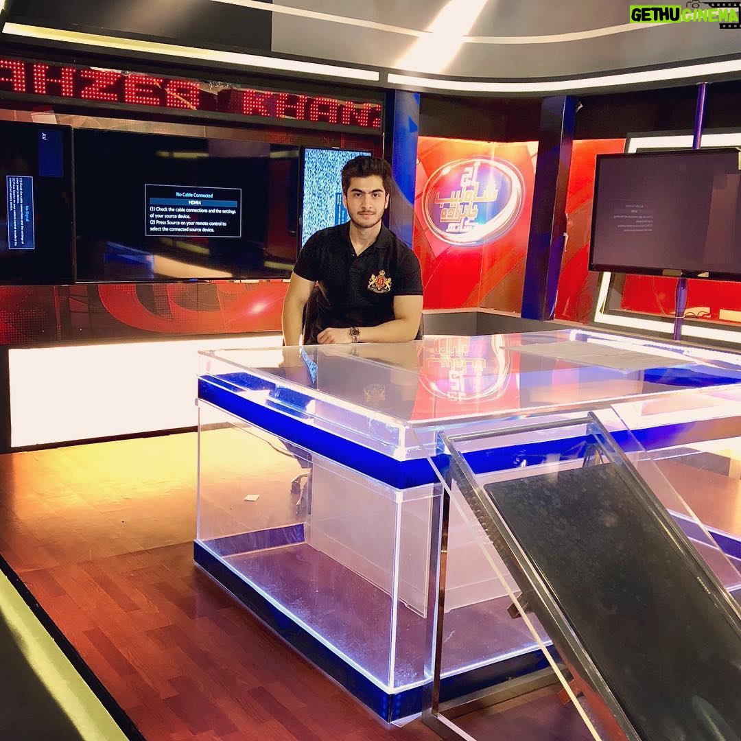 Haroon Kadwani Instagram - On the set of Shahzeb Khanzada during a recent visit of the Geo News Headquarters @geonewsdottv #AajShahzebKhanzadaKaySath