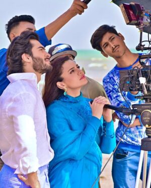 Haroon Kadwani Instagram - Creating magic, one frame at a time! 💫
Take a glimpse into the behind-the-scenes world of 'Mulaqatein' - from Jhoom, starring Haroon Kadwani and Zara Noor Abbas.🎶🎥 
Which shot is your most favourite? 😍

@abdullah.kadwani @asadaqureshi @harpalgeotv @7thskyentertainment @hashimnadeem.official @ali.faizan.338 @haroonkadwani @zaranoorabbas.official 
@schumaila.rehmat.hussain

#Jhoom #GeoEntertainment #7thSkyEntertainment #AbdullahKadwani #AsadQureshi #HashimNadeemKhan #AliFaizan #HaroonKadwani #ZaraNoorAbbas #SchumailaRehmatHussain