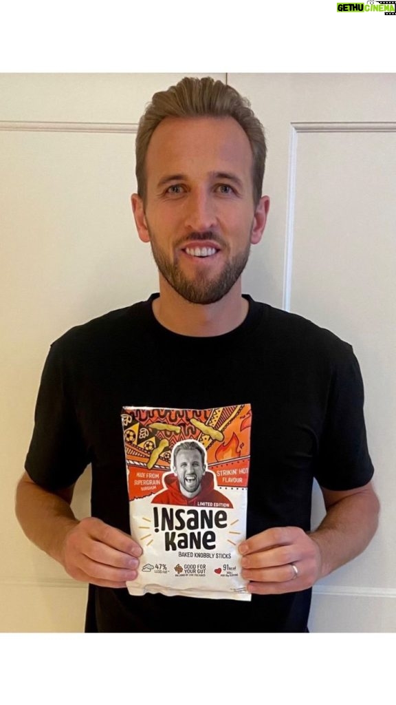 Harry Kane Instagram - ICYMI - Harry Kane 🤝 Insane Grain The face of the NEW Insane Kane crisps! Check out the augmented reality on the Strikin' Hot packs. It’s revolutionary🔥 Go on.. give them a tackle. They're insanely delicious! #insanekane #harrykane #insanegrain #augmentedreality #football