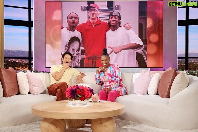 Harry Shum Jr. Instagram - •From GETTING SERVED to GREY’S• w/ the delightful @iamjhud on her new show @jenniferhudsonshow airs today! #greysanatomy PhotoCred: Chris Millard/ Warner Bros. Warner Bros Studios