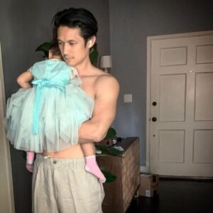 Harry Shum Jr. Instagram - 🎶 in one ear :: 😴 in the other