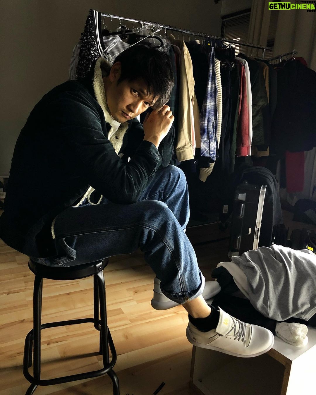 Harry Shum Jr. Instagram - 🚛🖱Photo of me wearing cozy 🧵 by @kennlaw