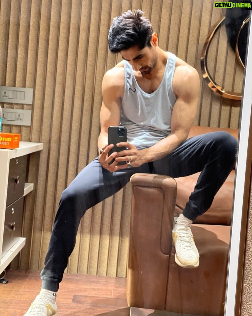 Harshad Chopda Instagram - The preparation before the performance. Prepare like you’ve never won Perform like you’ve never lost Live like there is no tomorrow What am I preparing for? Tomorrow:)