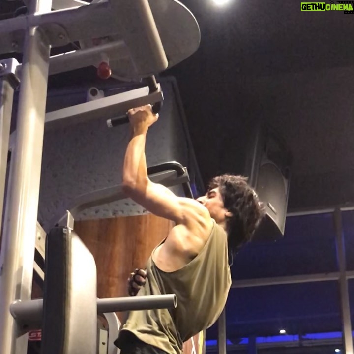 Harshad Chopda Instagram - #onearmpullup Mumbai, Maharashtra