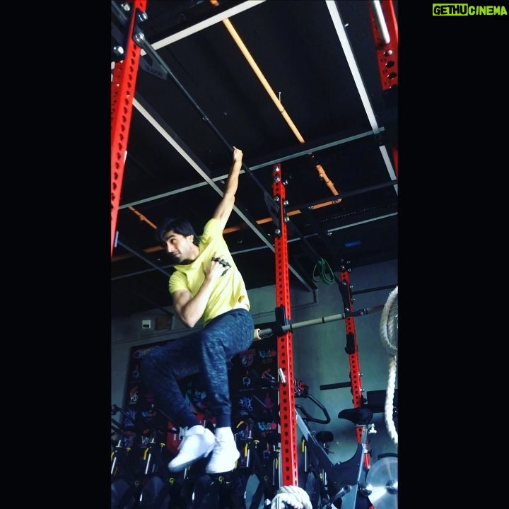 Harshad Chopda Instagram - I always knew I had a little monkey in me🐒. #barworkout #muscleup #backworkout Mumbai, Maharashtra