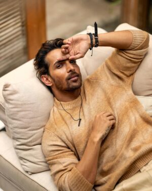 Harshvardhan Rane Instagram - Chai ka flavour is all about timing ☕️

Photo @abhitakesphotos 
Hair & make up @juveria_k
Styled @lakshetamodgil
Location courtesy @one8.commune
Agency @dcatalent