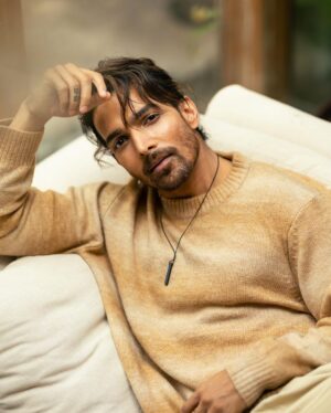 Harshvardhan Rane Instagram - Chai ka flavour is all about timing ☕️

Photo @abhitakesphotos 
Hair & make up @juveria_k
Styled @lakshetamodgil
Location courtesy @one8.commune
Agency @dcatalent