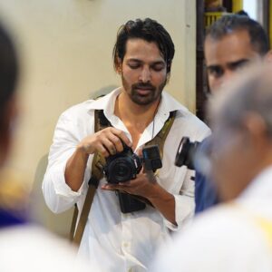Harshvardhan Rane Instagram - Congratulations Omar and Rohini 👰🏻‍♀️🤵🏻‍♂️

Was the official photographer for my sisters wedding from our side :)

Glad i carried another shirt for the reception 😅

The jacket i wore in the reception is from Sanam Teri Kasam! (its the only black formal blazer i own)

Will show you the pictures of the wedding tomorrow!