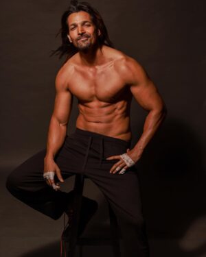 Harshvardhan Rane Instagram - मेहनत करो, 
मगर प्यार से.

📸 @amitkhannaphotography 
Styling @juhi.ali @cava_athleisure 
💇🏻‍♂️ @shrikant_gawali 

(Shot on 10th May 2023)