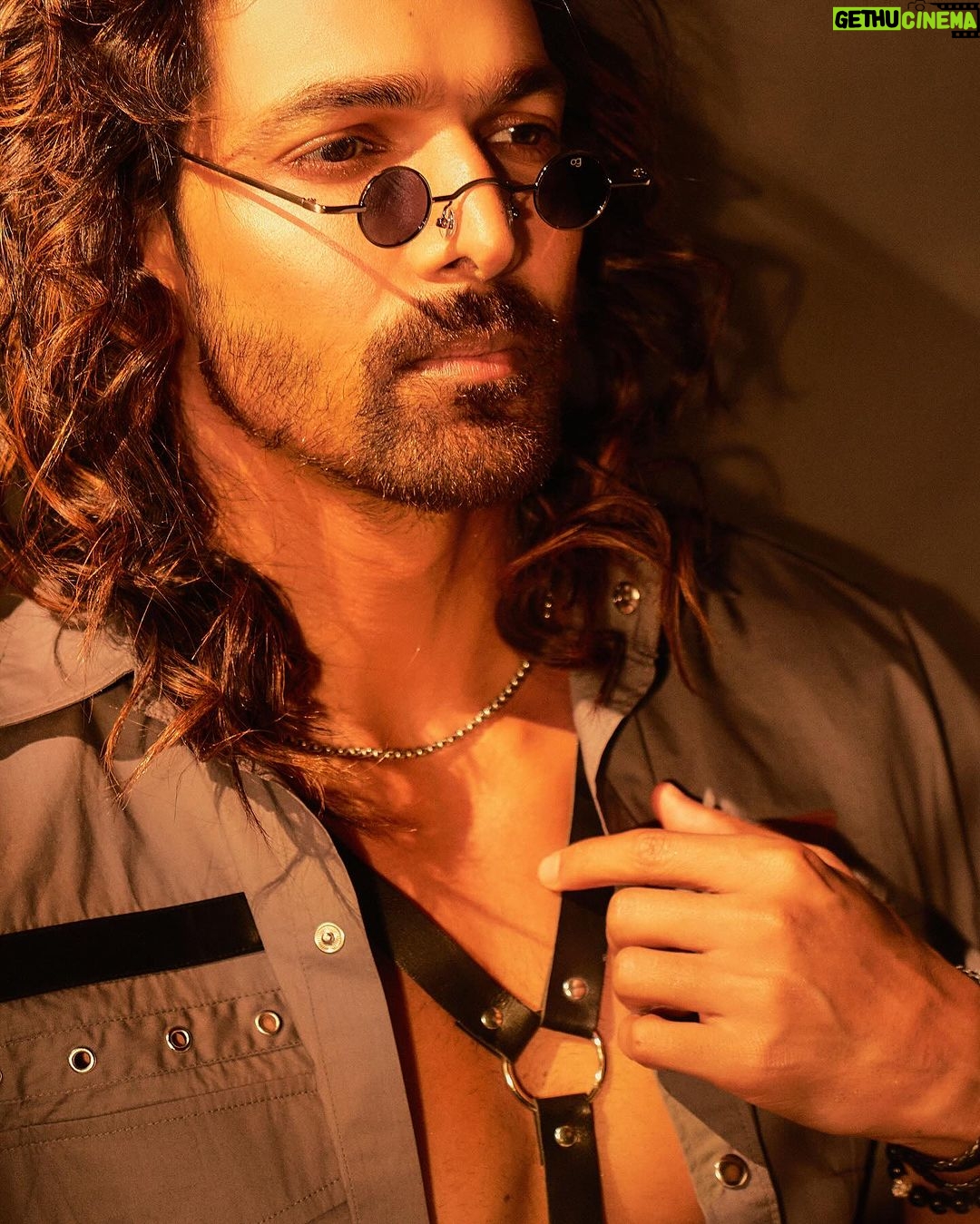 Harshvardhan Rane Instagram - Creative Director: @farrahkader Styled By: @haaute Photography: @kaasastudio @kumar_devikar Makeup & Hair Artist: @symone.neilson_mua_hair Fit: @labelaparnarawat Glares: @wogglesofficial Watch : @victorinox_india Shoes: @luxoroformello Accessories: @adonis_sterling Co-Stylist: @sameerkatariya92 #Dange #Dangemovie #HarshvardhanRane