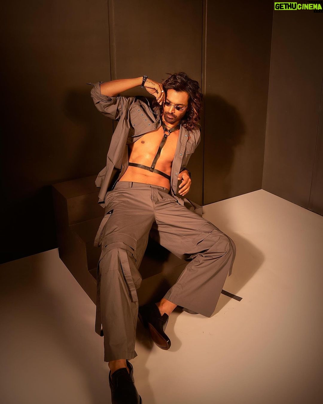 Harshvardhan Rane Instagram - Creative Director: @farrahkader Styled By: @haaute Photography: @kaasastudio @kumar_devikar Makeup & Hair Artist: @symone.neilson_mua_hair Fit: @labelaparnarawat Glares: @wogglesofficial Watch : @victorinox_india Shoes: @luxoroformello Accessories: @adonis_sterling Co-Stylist: @sameerkatariya92 #Dange #Dangemovie #HarshvardhanRane