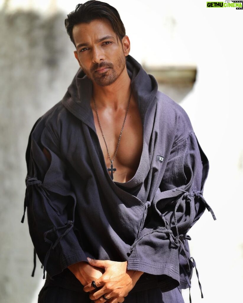 Harshvardhan Rane Instagram - 5 days for #DANGE in a theatre far from you! HMU- @juveria_k Wearing - @houseofdk Accessories - @thebrocode.in Styled by - @gopikagulwadi With - @priyankaa.a_91